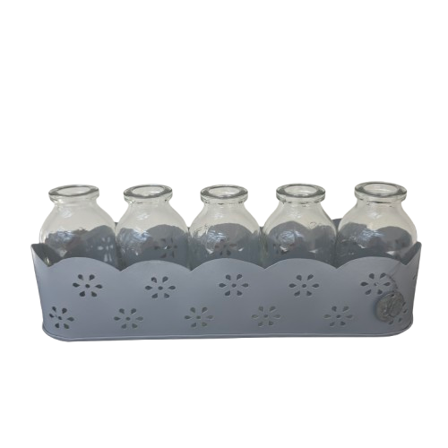 : Vintage Deko-Set mit Glasflaschen im Metallkorb