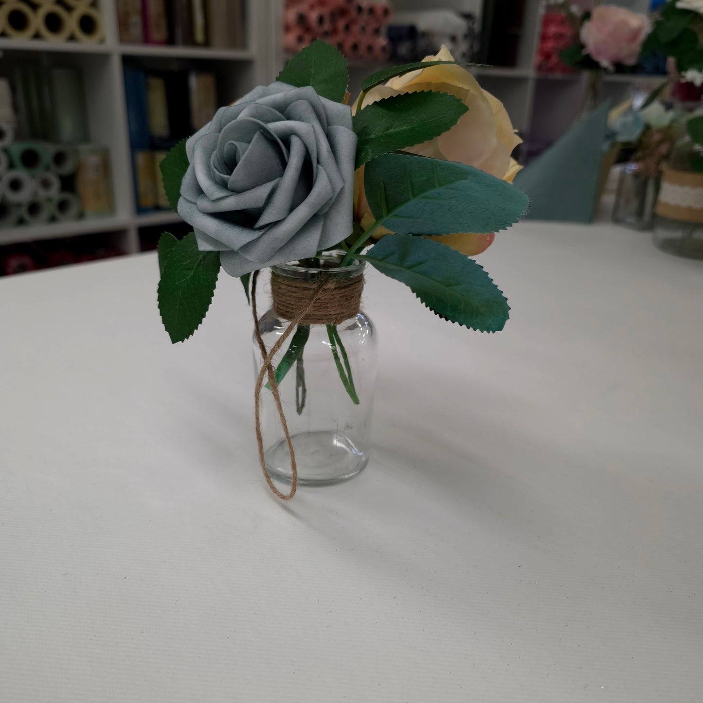 Glas-Vase mit Juteband zum Aufhaengen - ca. 5,5x10,5 cm