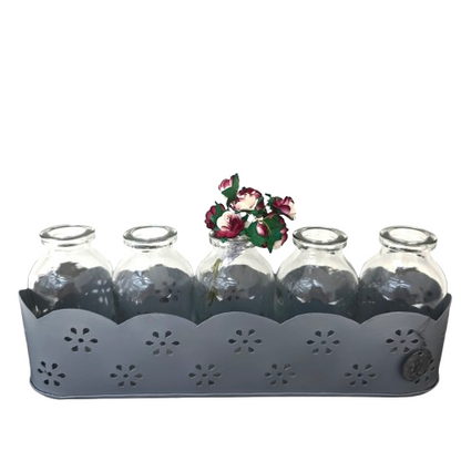 : Vintage Deko-Set mit Glasflaschen im Metallkorb